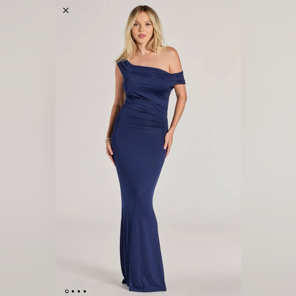 BRAND NEW** Windsor - Teagan Sleeveless Cowl Neck Slim Formal Dress
